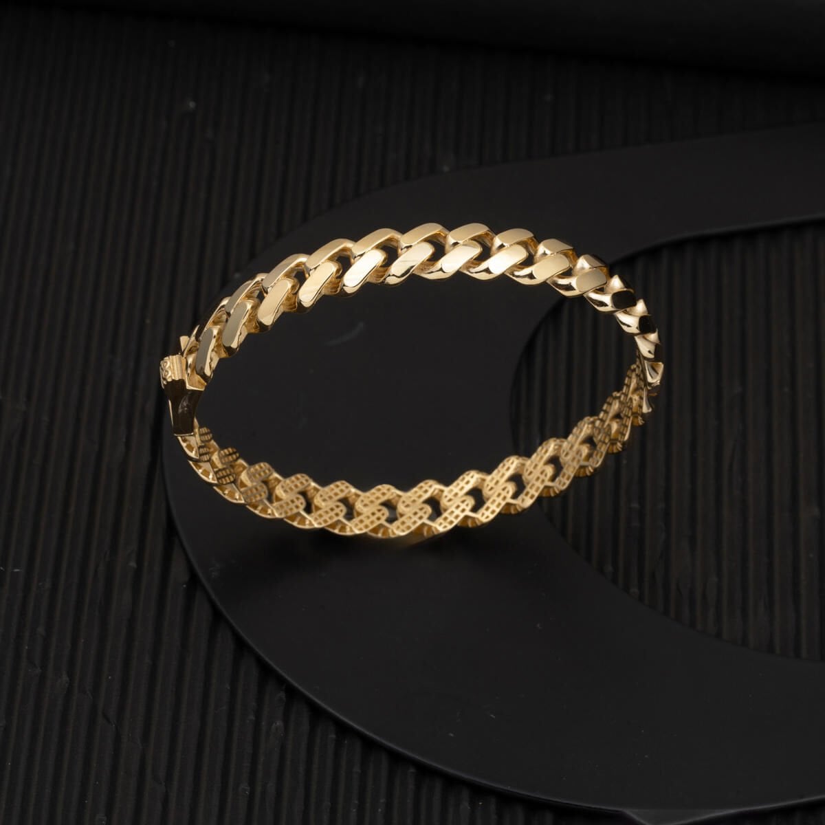 14K Yellow Gold Curb Hinged Cuff Bangle (15.19 g)