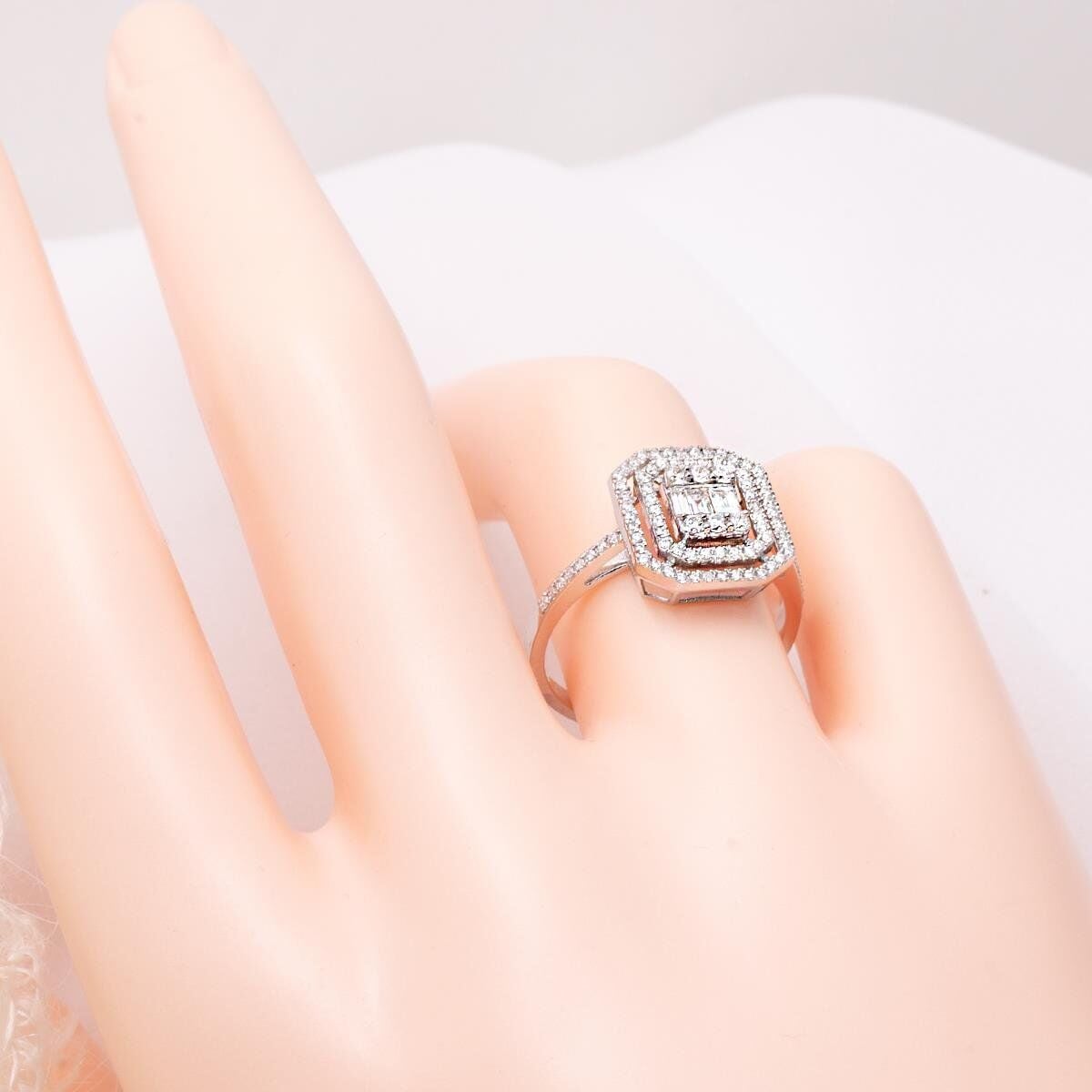 14K White Gold 0.45 Ct Baguette Diamond Ring