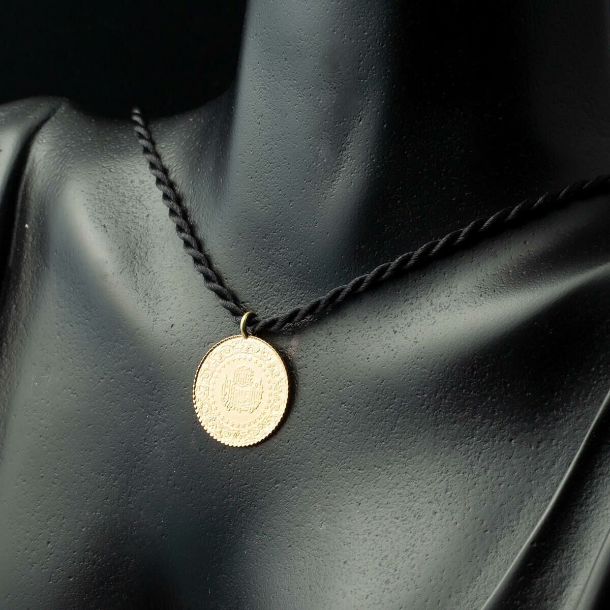 22K Yellow Gold Vintage Dated Quarter Coin
