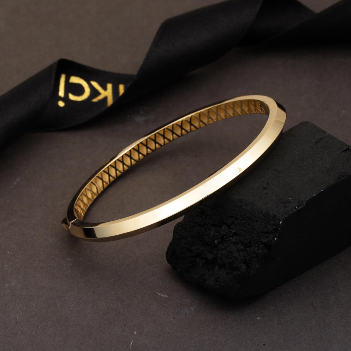 14K Yellow Gold Egg Shaped Hinged Cuff Bangle (9.02 g)