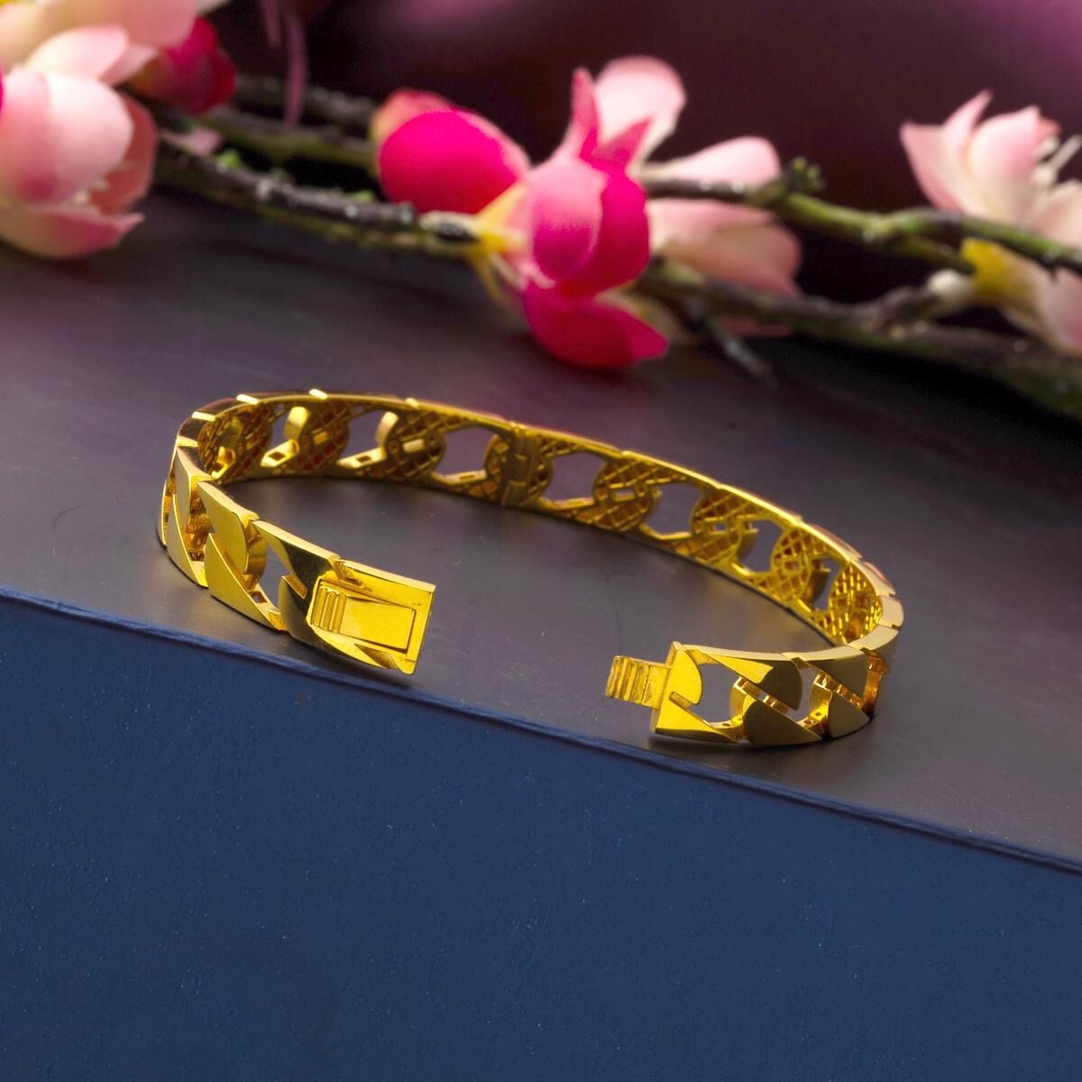22K Yellow Gold Curb Hinged Cuff Bangle (16.86 g)