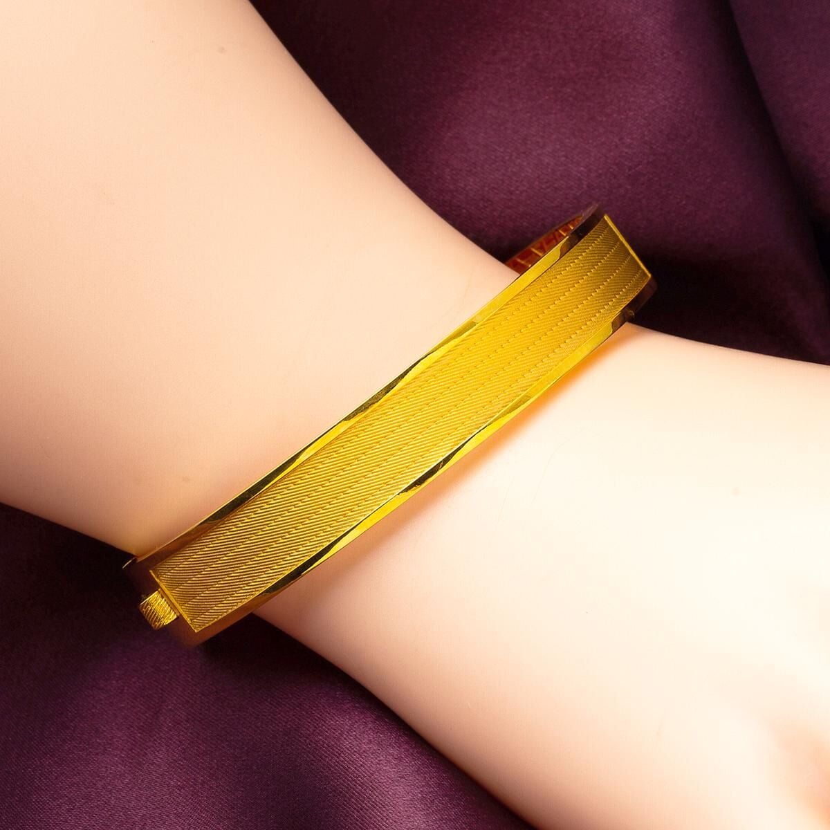 22K Yellow Gold Mesh Hinged Cuff Bangle (20.79 g)