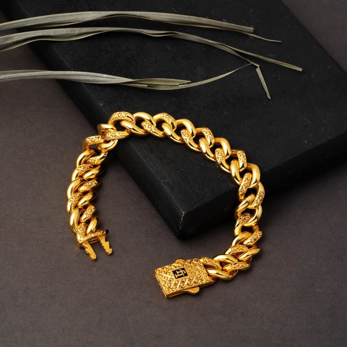 22K Yellow Gold Sparkling Curb Enamel Bracelet