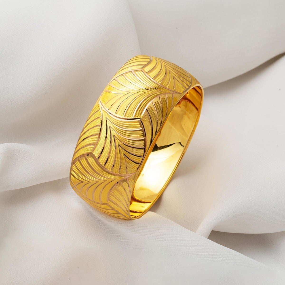 14K Yellow Gold Oyster Extra Wide Bangle