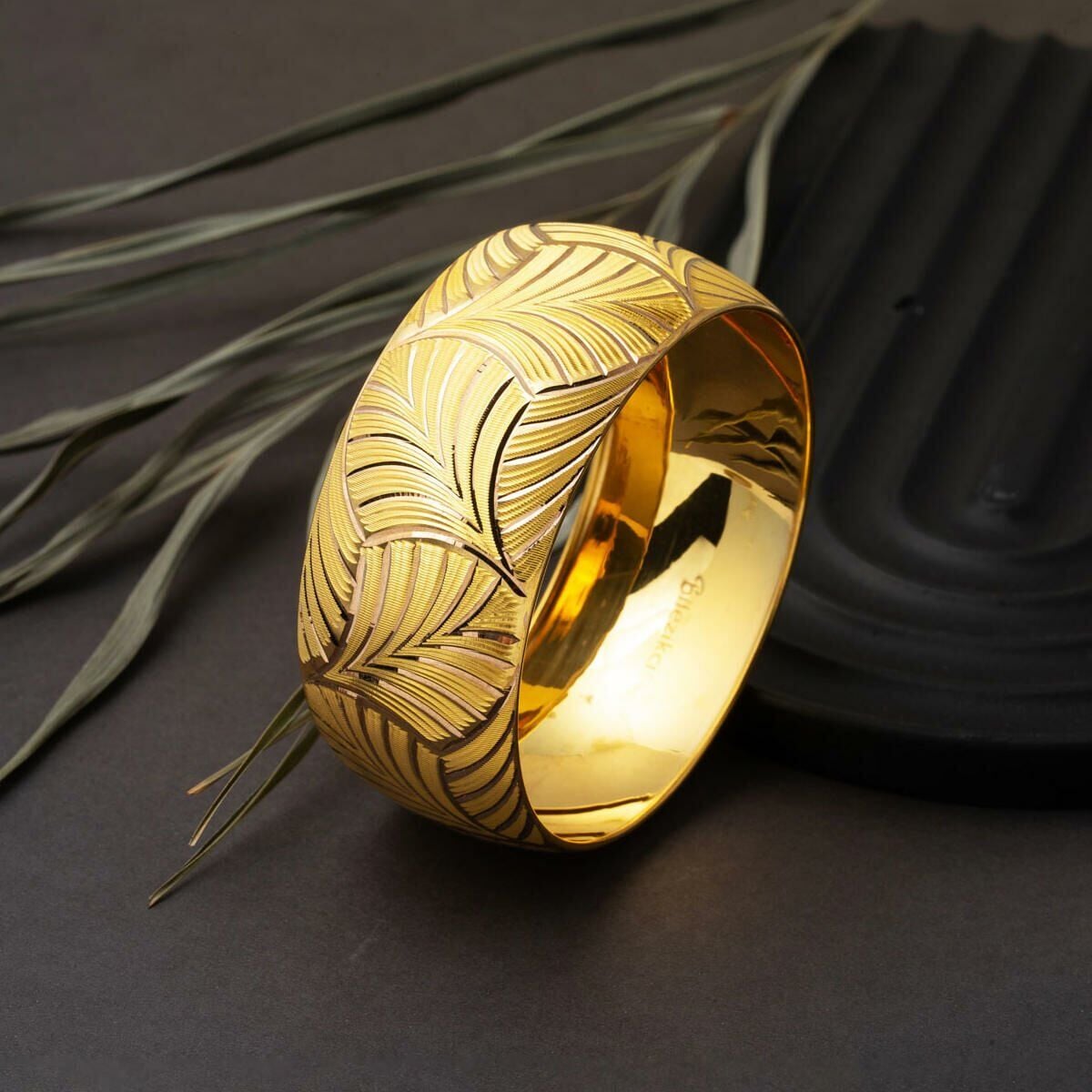 14K Yellow Gold Oyster Extra Wide Bangle