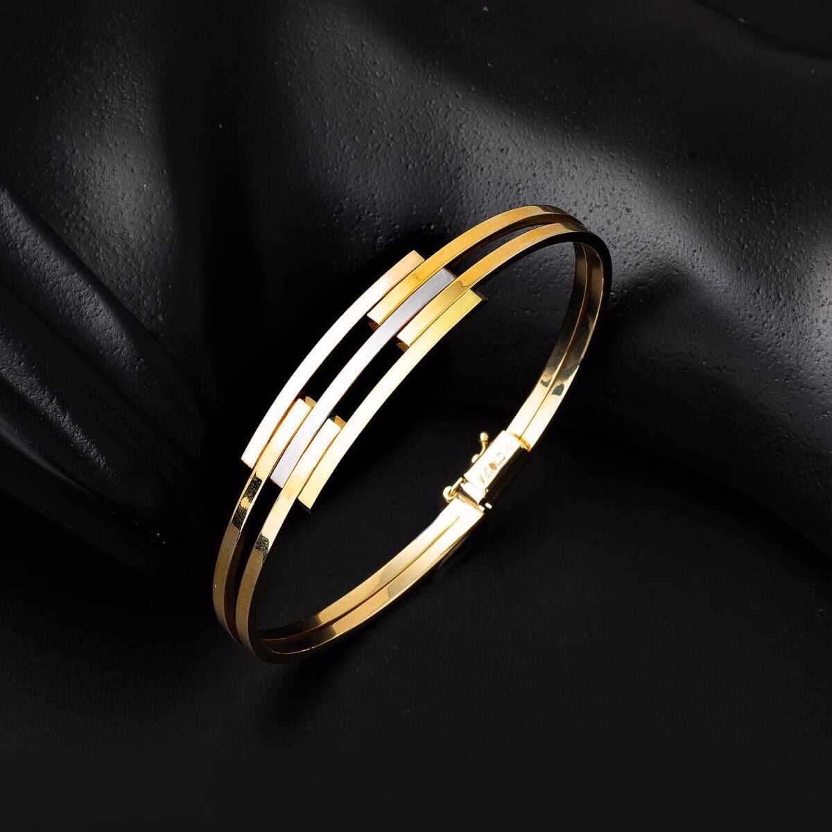 14K Yellow Gold Ribbed Bangle