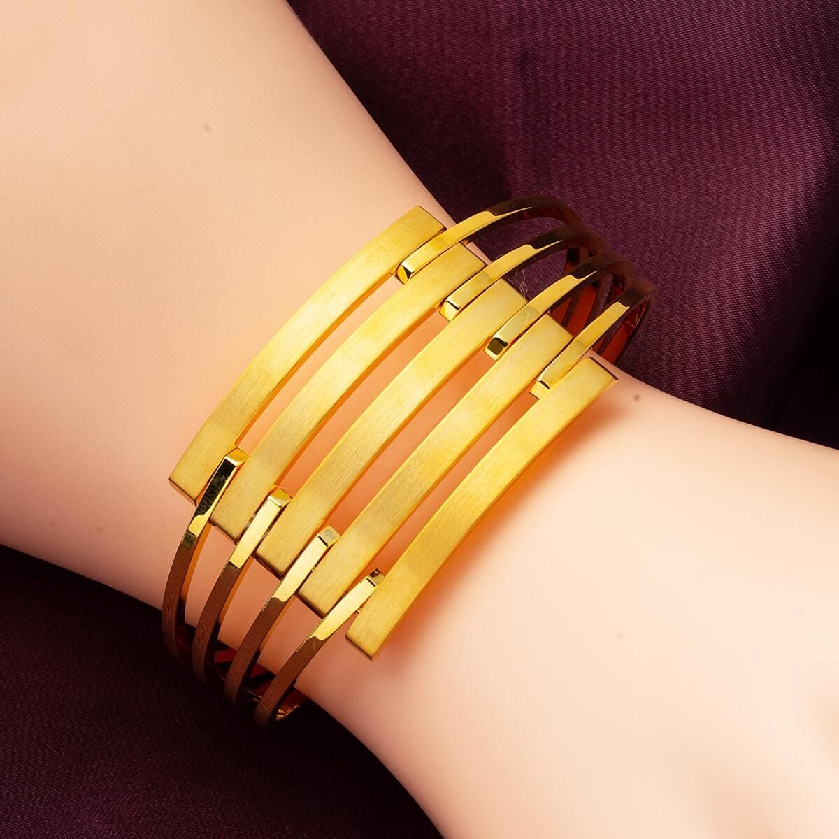14K Yellow Gold Ribbed Hinged Cuff Bangle (17.2 g)