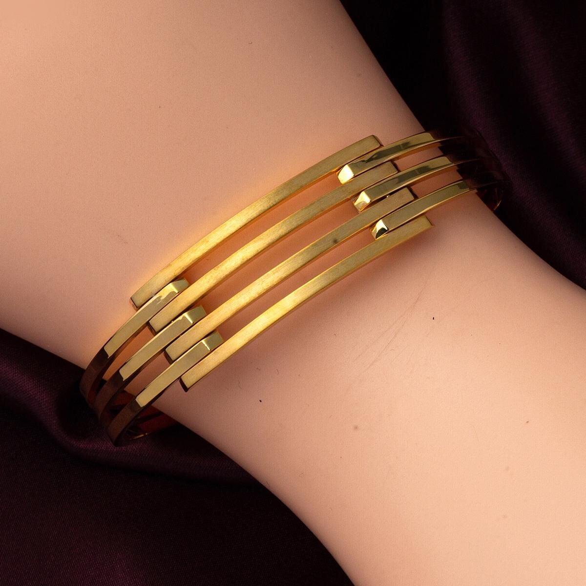 14K Yellow Gold Ribbed Hinged Cuff Bangle (13.45 g)