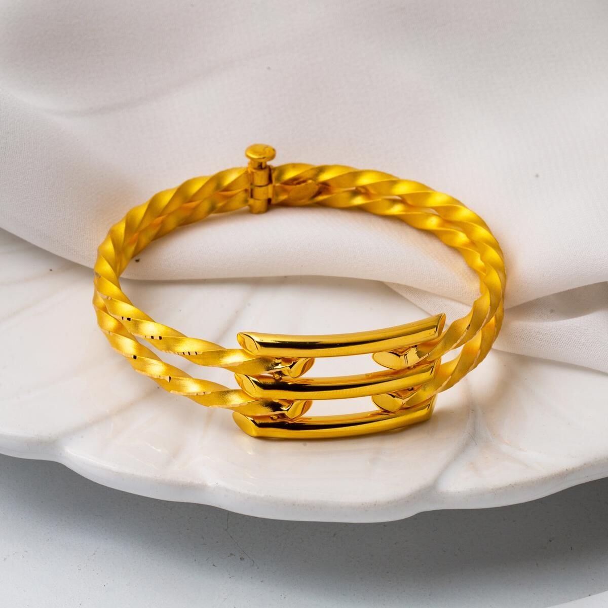 22K Yellow Gold Ribbed Hinged Cuff Bangle (20.91 g)