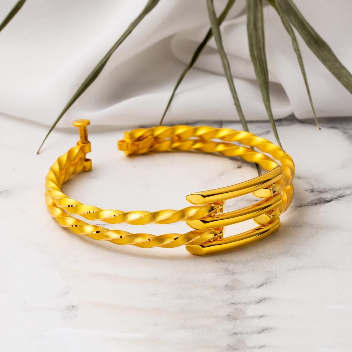 22K Yellow Gold Ribbed Hinged Cuff Bangle (20.91 g)