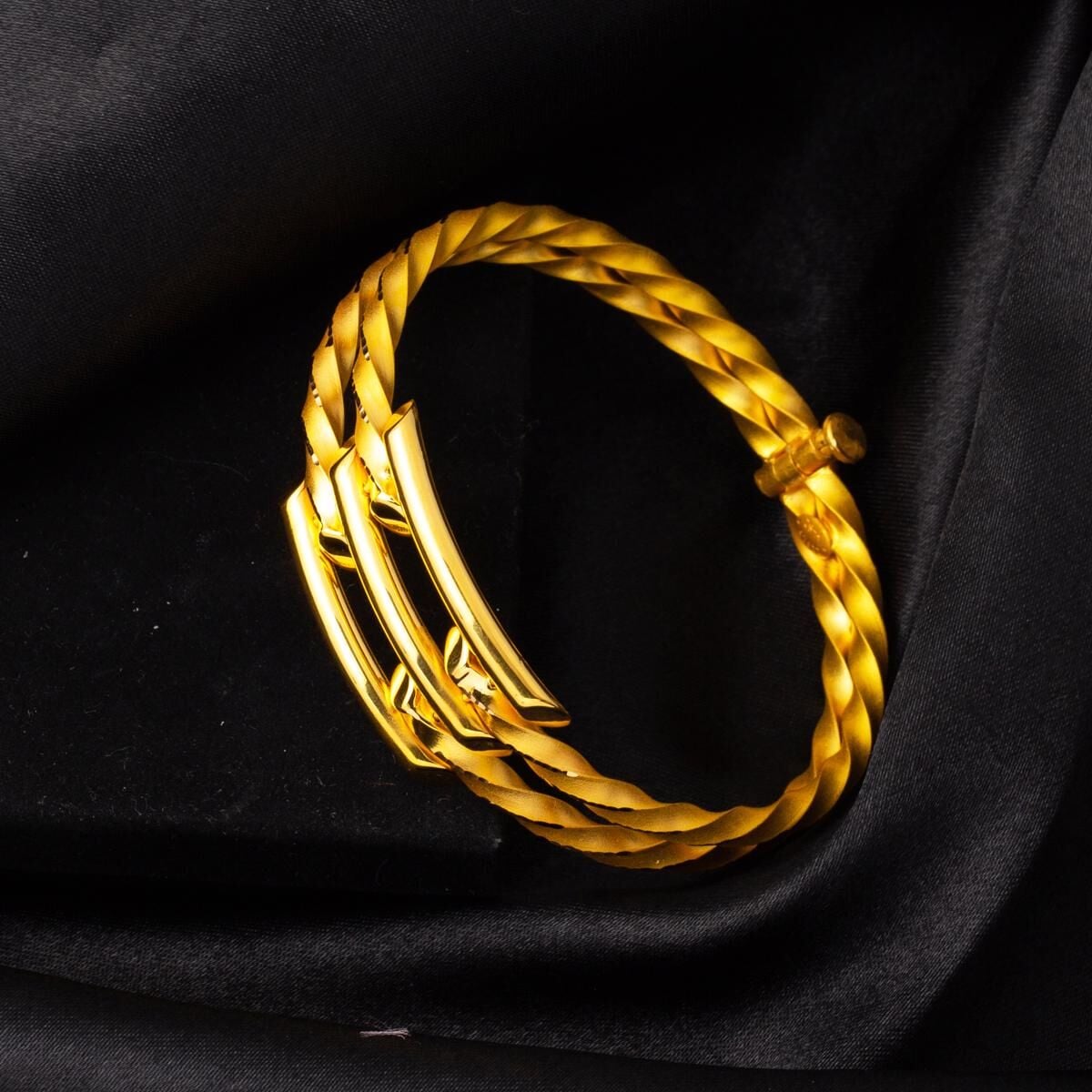 22K Yellow Gold Ribbed Hinged Cuff Bangle (20.91 g)