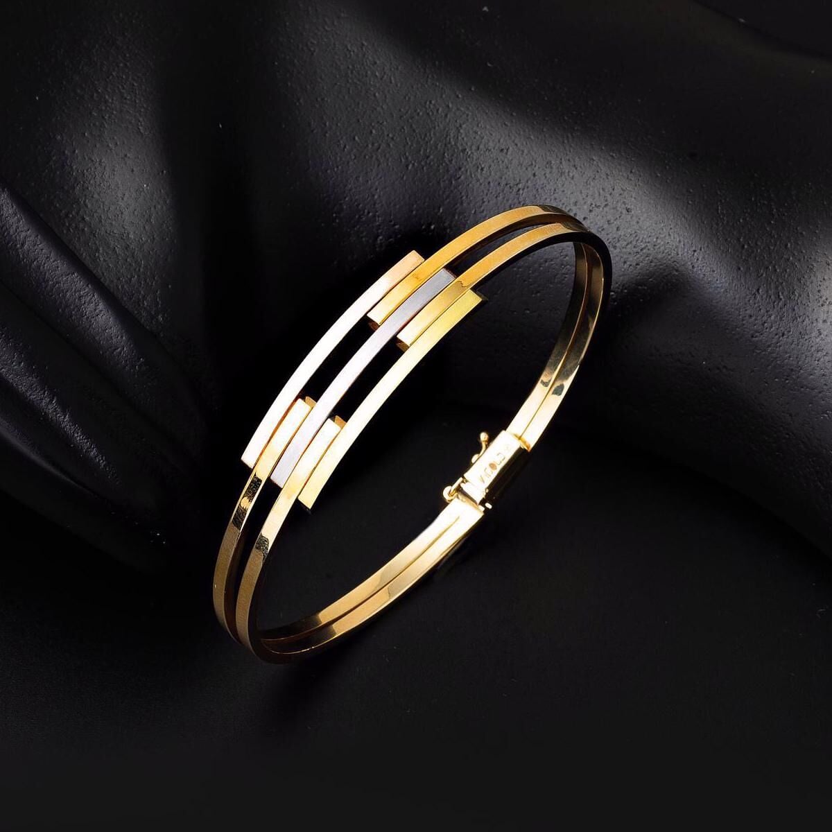 14K Yellow Gold Ribbed Hinged Cuff Bangle (6.83 g)