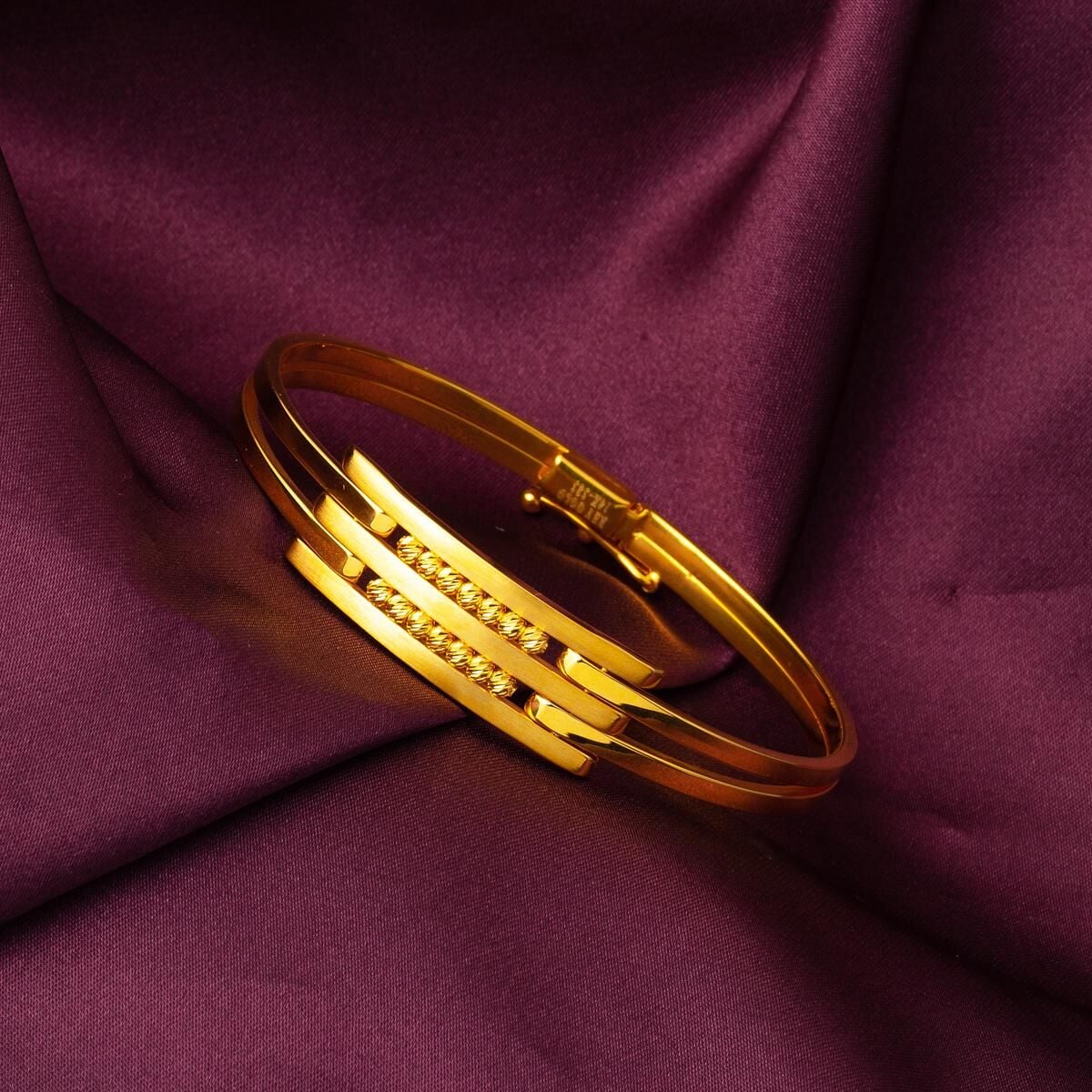 14K Yellow Gold Ribbed Hinged Cuff Bangle (9.09 g)