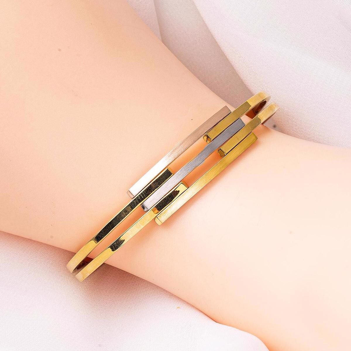 14K Yellow Gold Ribbed Hinged Cuff Bangle (6.83 g)