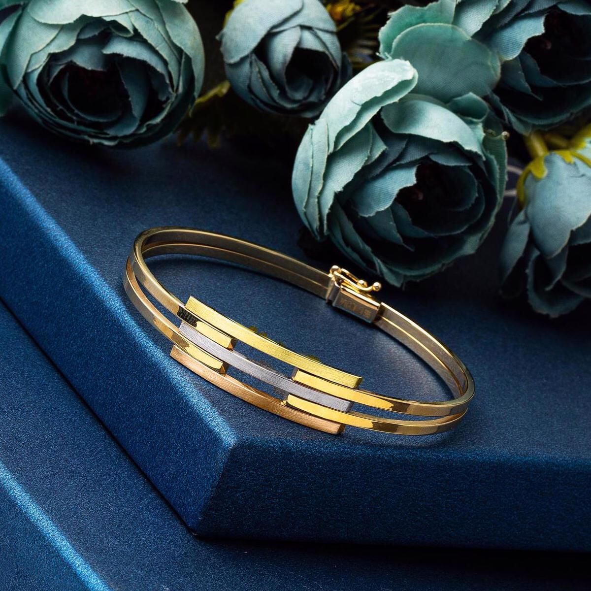14K Yellow Gold Ribbed Hinged Cuff Bangle (6.83 g)