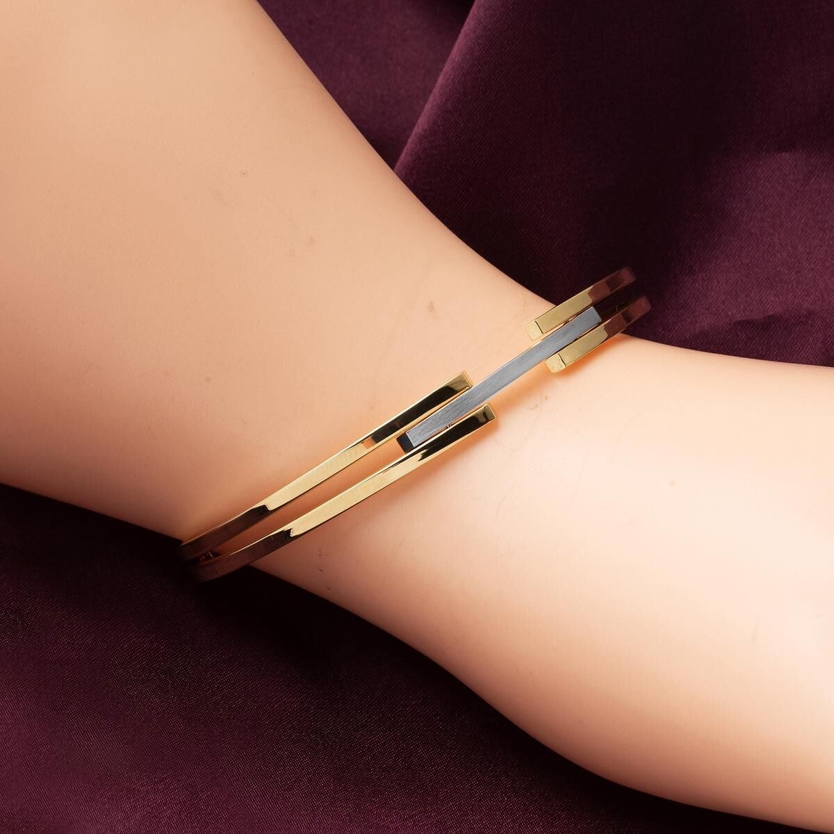 14K Gold Ribbed Lock Bangle
