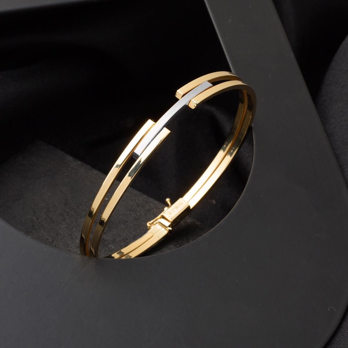14K Gold Ribbed Lock Bangle