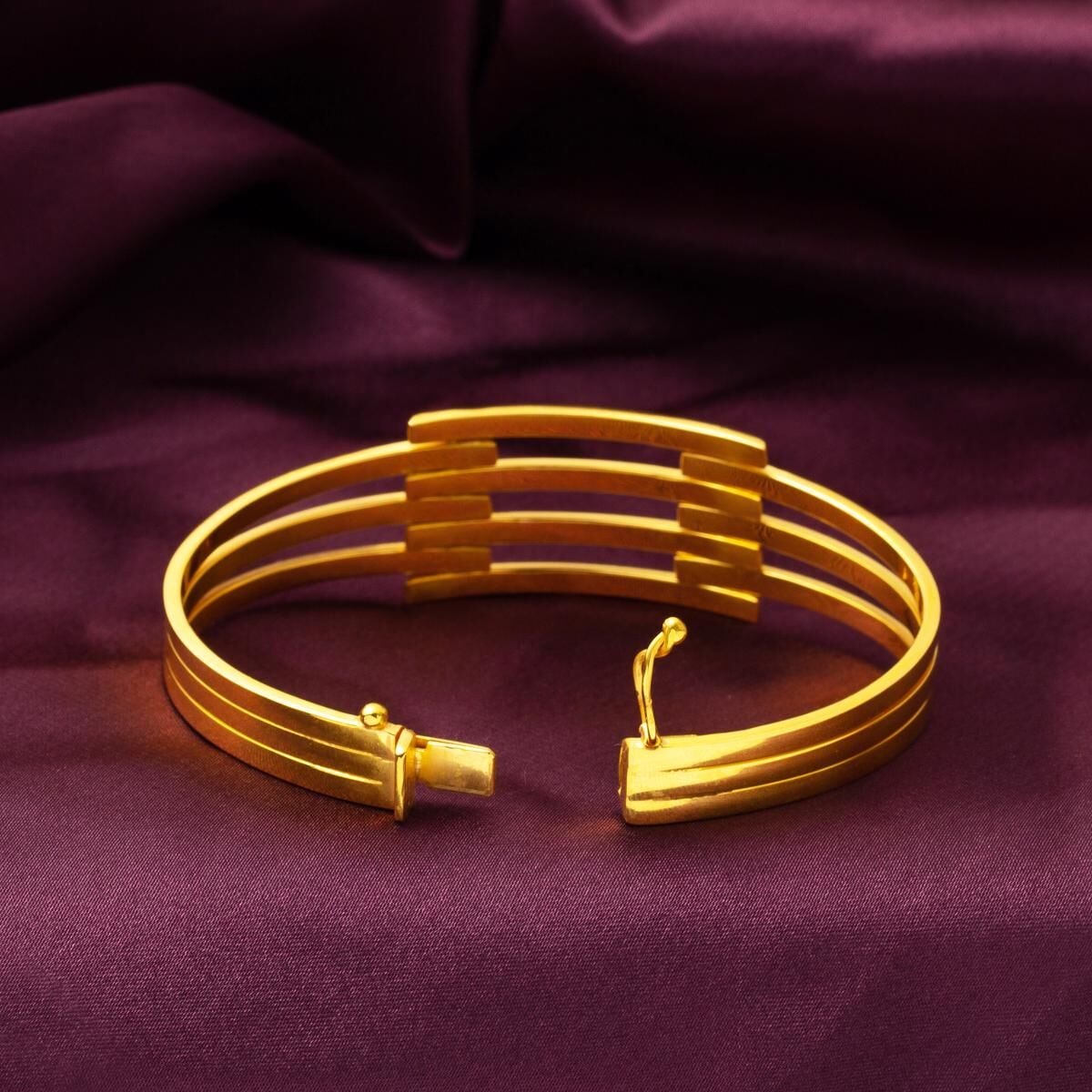 22K Yellow Gold Ribbed Hinged Cuff Bangle (22.18 g)