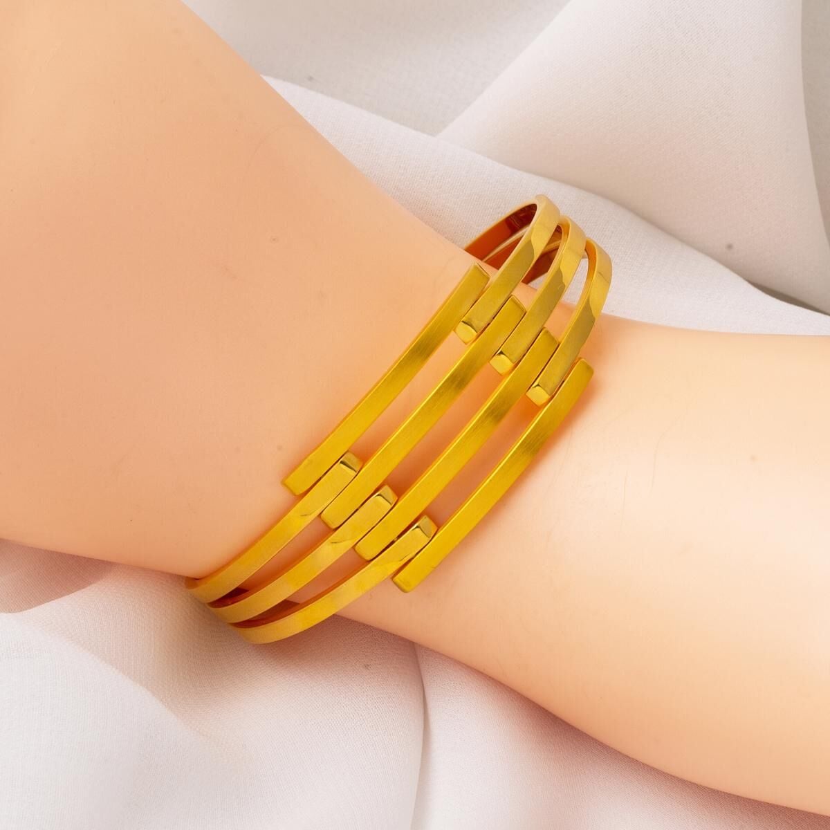 22K Yellow Gold Ribbed Hinged Cuff Bangle (22.18 g)