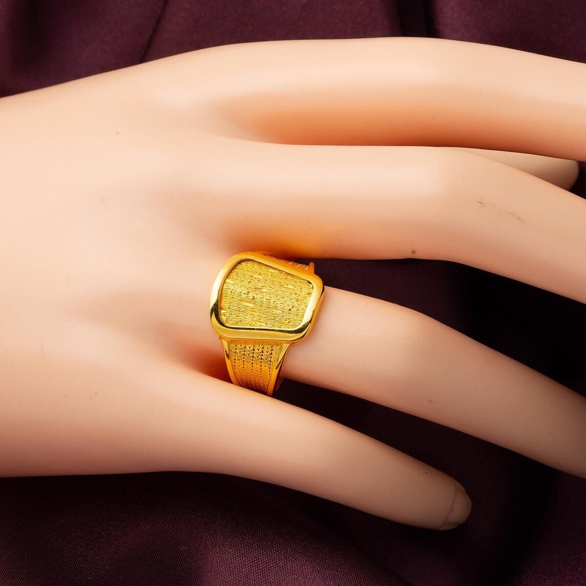 22K Yellow Gold Caucasian Mesh Ring