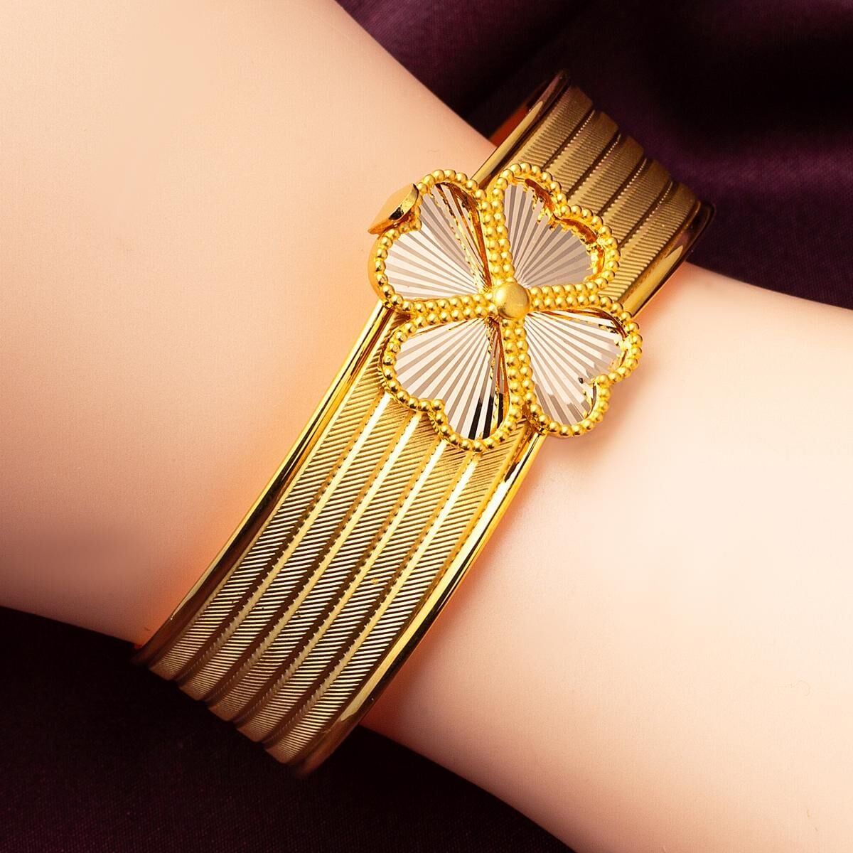 14K Yellow Gold Heart Clover Hinged Cuff Bangle