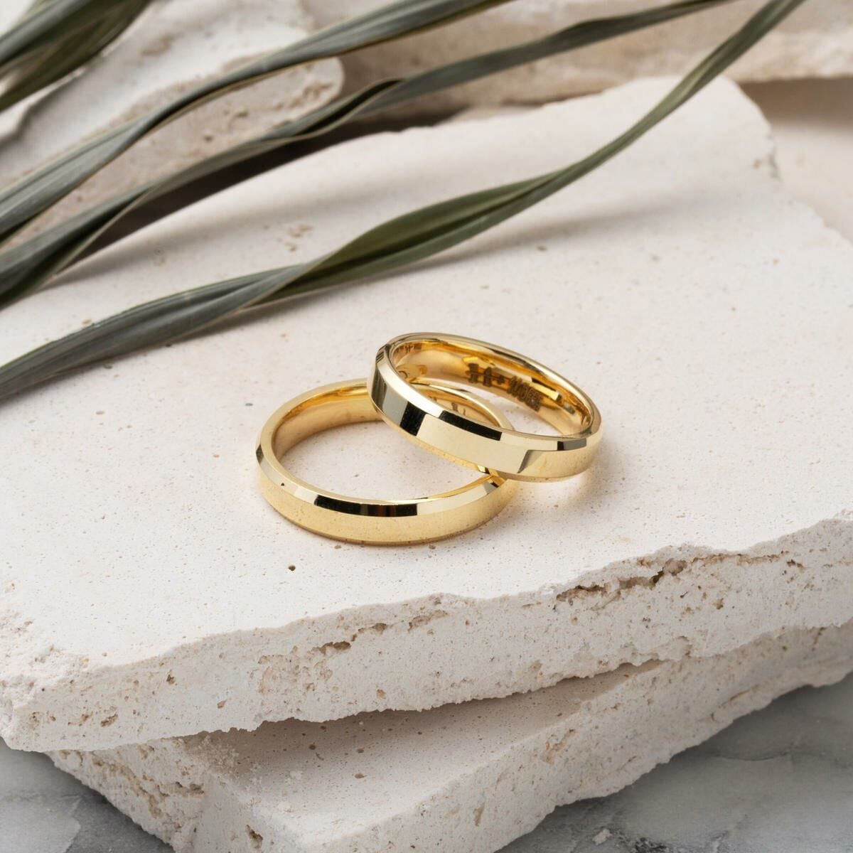 14K Yellow Gold Square-Cut 4 mm Wide Men's Wedding Band | Goldia.com
