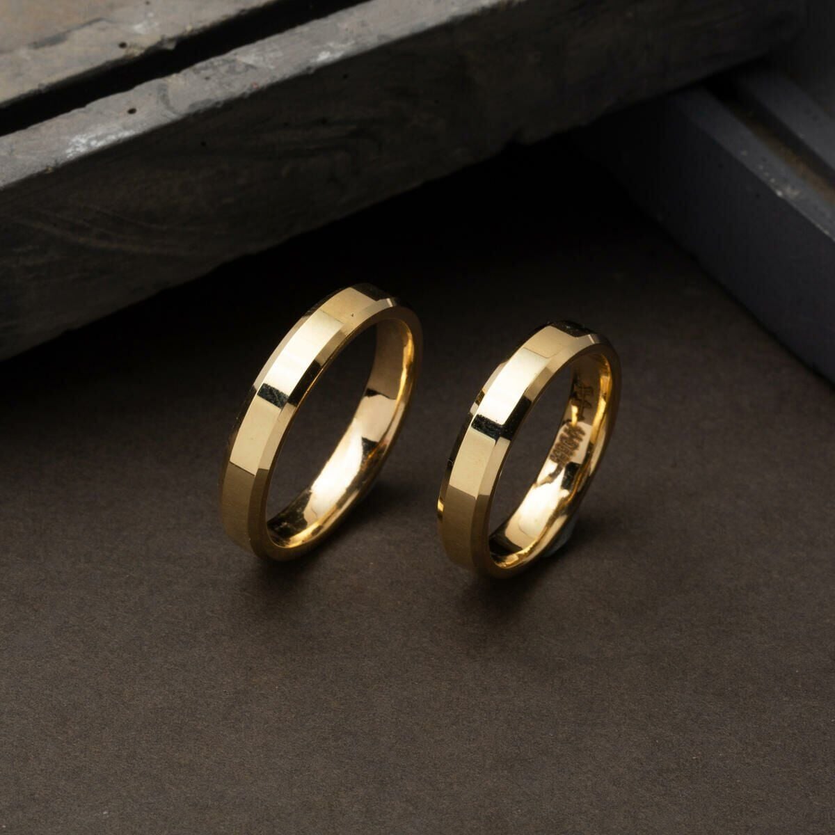 14K Yellow Gold Square-Cut 4 mm Wide Men's Wedding Band | Goldia.com
