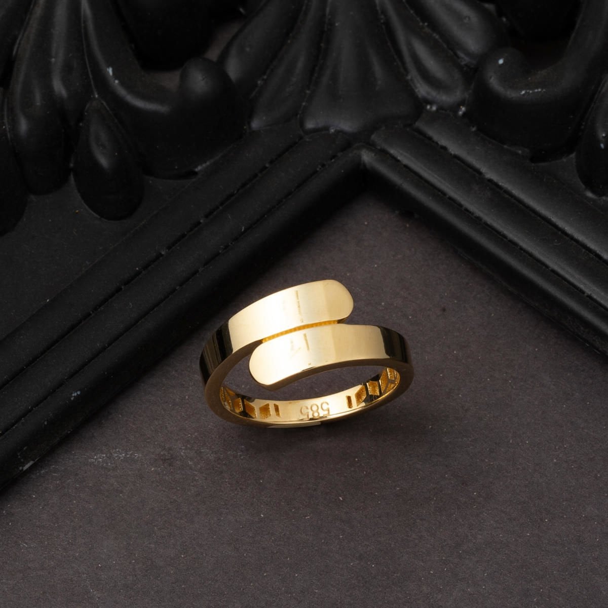 14K Yellow Gold Line Ring (2.27 g)
