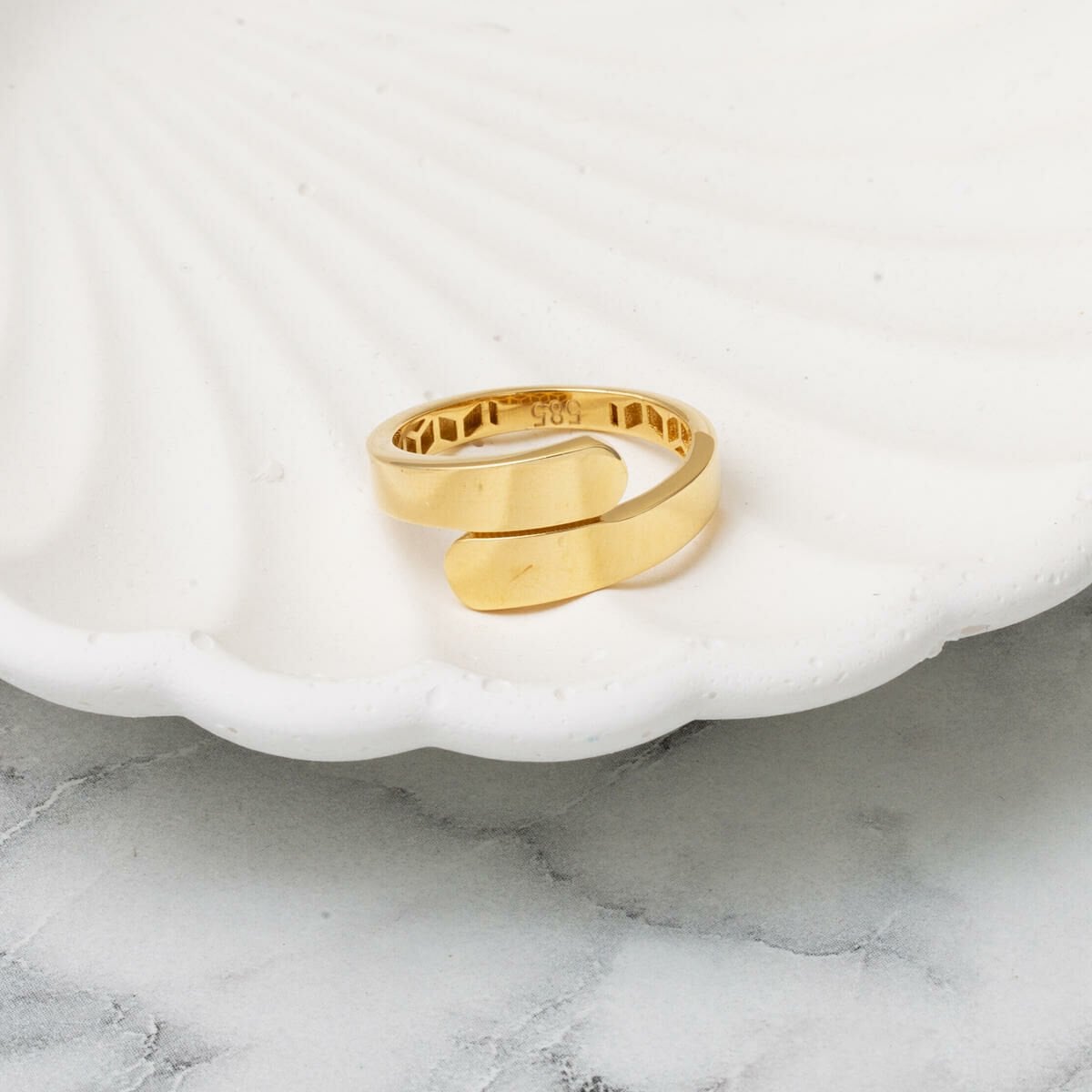14K Yellow Gold Line Ring (2.27 g)