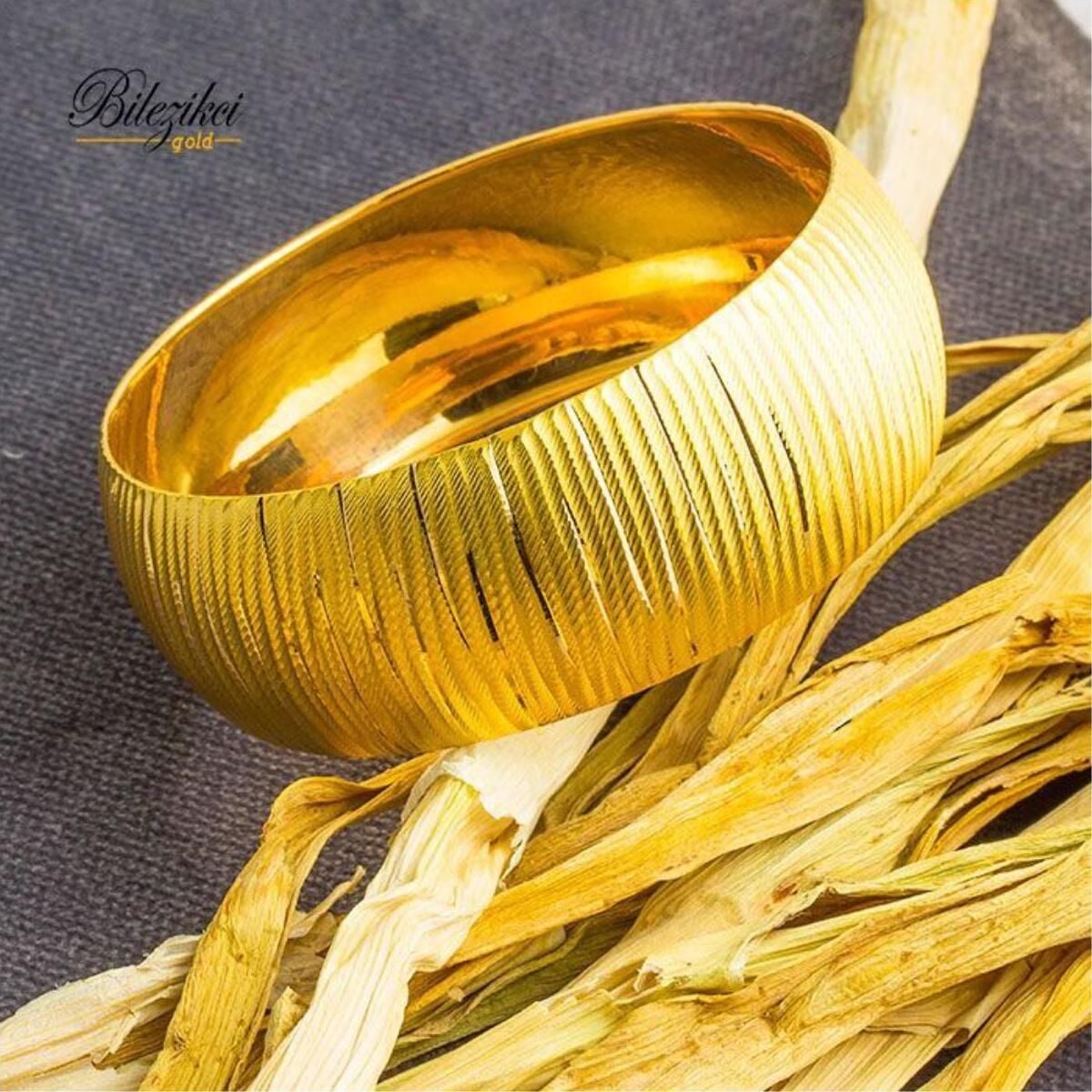 22K Yellow Gold Extra Wide Tree Bark Bangle | Goldia.com