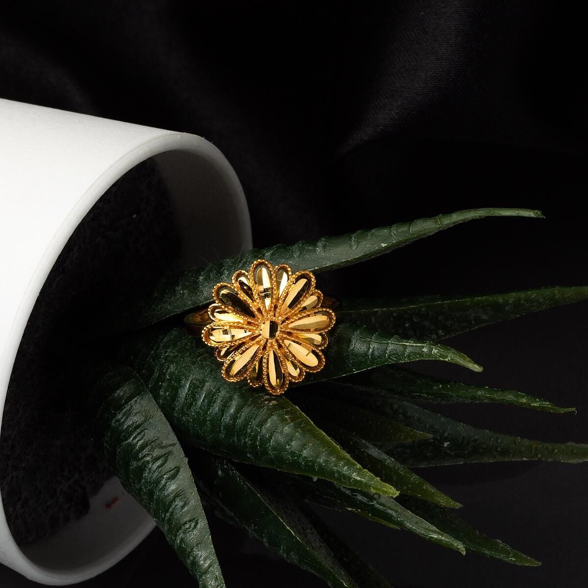 22K Yellow Gold Daisy Ring