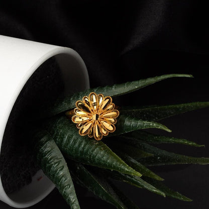22K Yellow Gold Daisy Ring