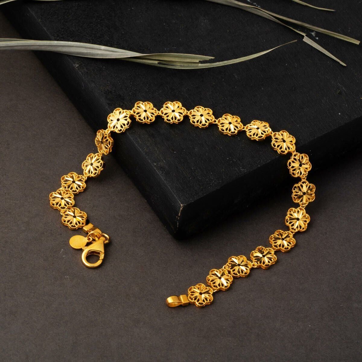 22K Yellow Gold Daisy Bracelet