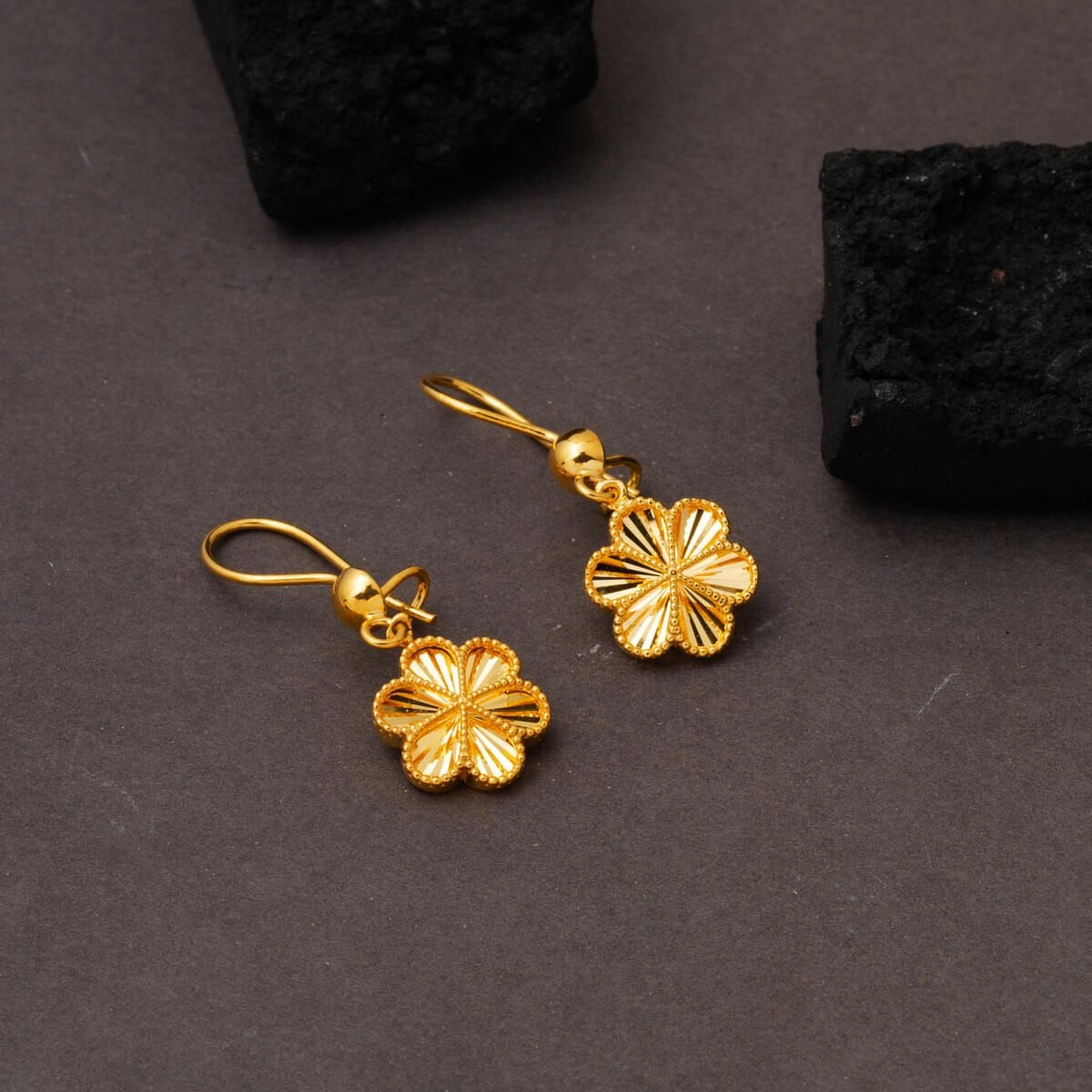 22K Yellow Gold Daisy Dangle Earrings