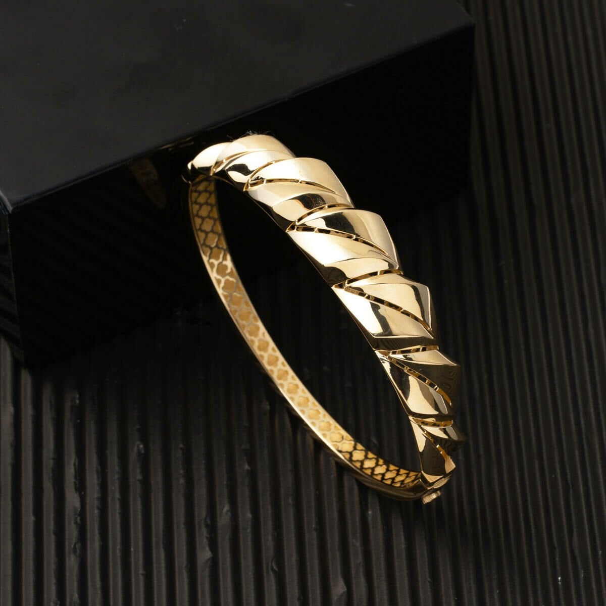 14K Yellow Gold Prism Hinged Cuff Bangle (12.8 g)