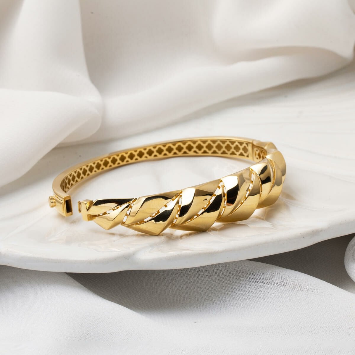 14K Yellow Gold Prism Hinged Cuff Bangle (12.8 g)