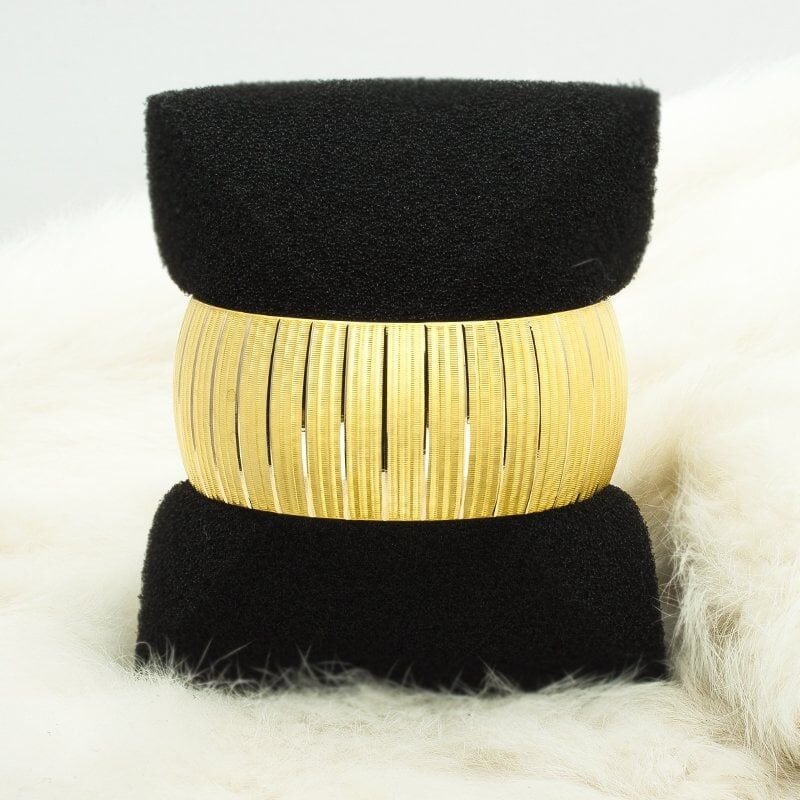 22K Yellow Gold Extra Wide Tree Bark Bangle | Goldia.com