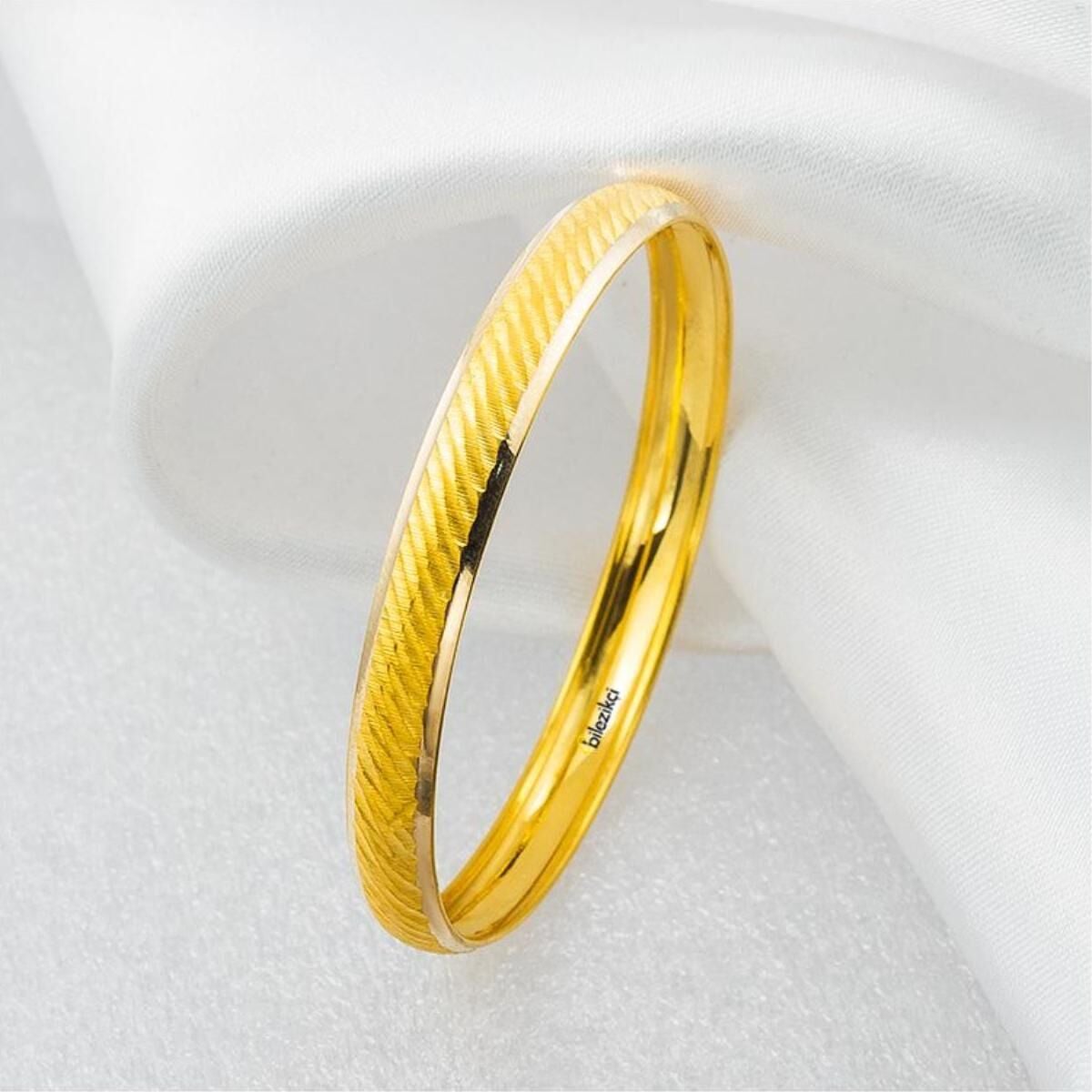 22K Yellow Gold Setina Hinged Children's Bangle