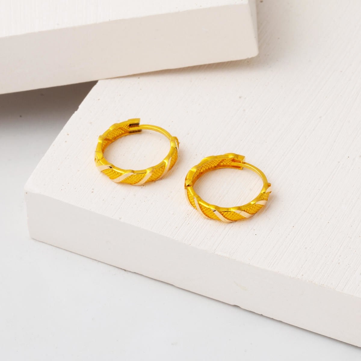 14K Yellow Gold Minimalist Medium Hoop Earrings