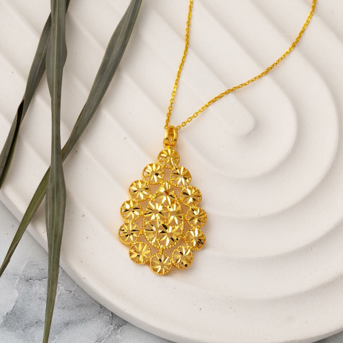 22K Yellow Gold Water Teardrop Flower Necklace