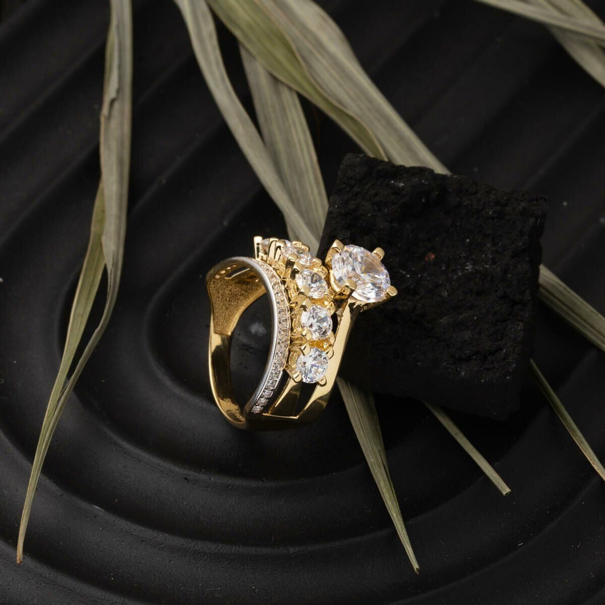 14K Yellow Gold Solitaire Five Stone Cubic Zirconia Ring (5 g)