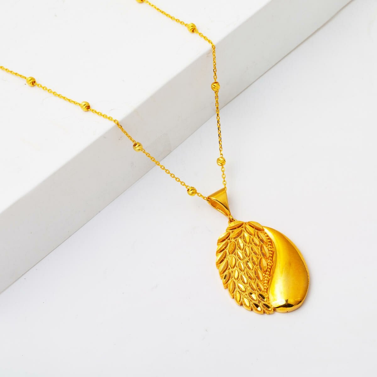 22K Yellow Gold Leaf Teardrop Design Necklace