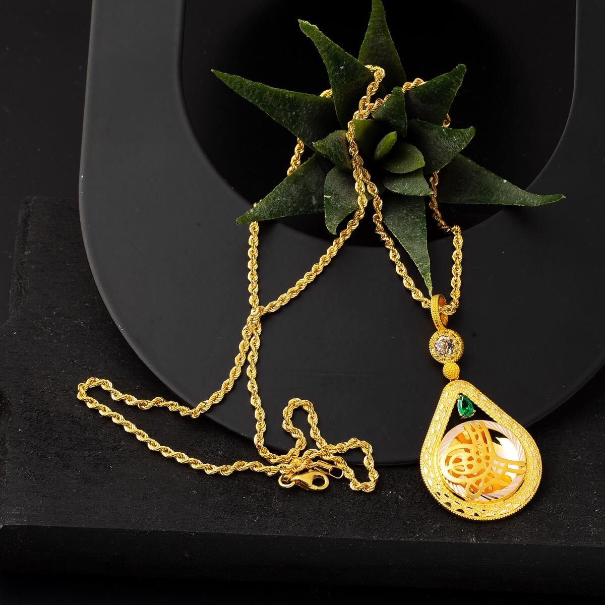 14K Yellow Gold Green Teardrop Ottoman Tughra Cubic Zirconia Necklace (8.6 g)