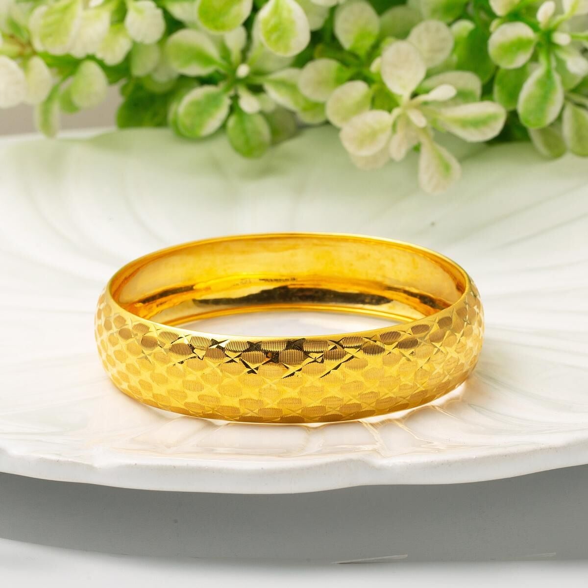 14K Yellow Gold Star Bangle
