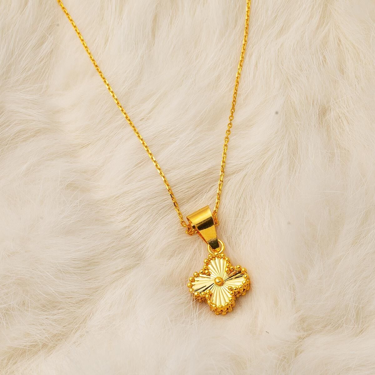22K Yellow Gold Clover Necklace (4.95 g)