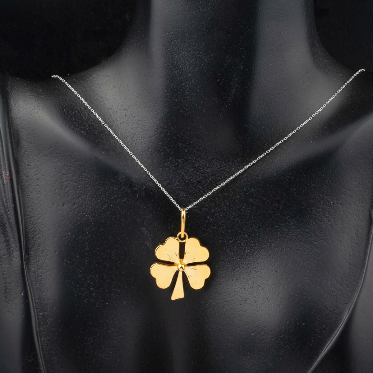22K Yellow Gold Clover Chainless Necklace