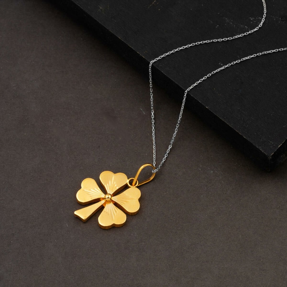 22K Yellow Gold Clover Chainless Necklace
