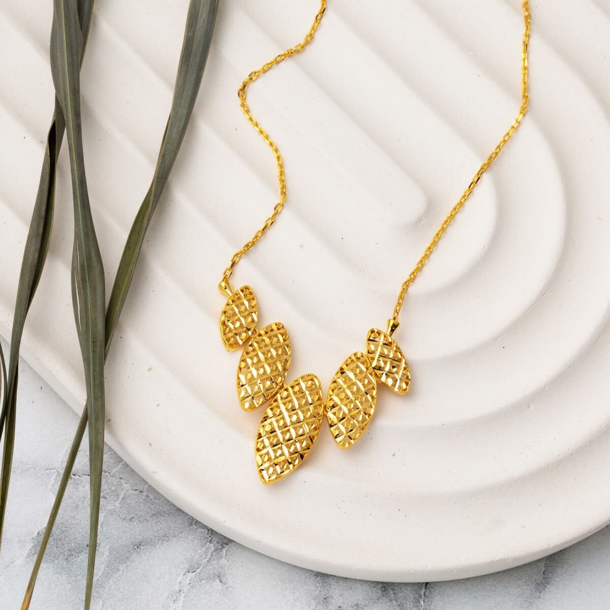 22K Yellow Gold Lilies Chain Necklace