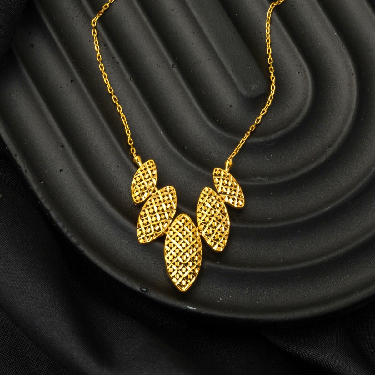 22K Yellow Gold Lilies Chain Necklace