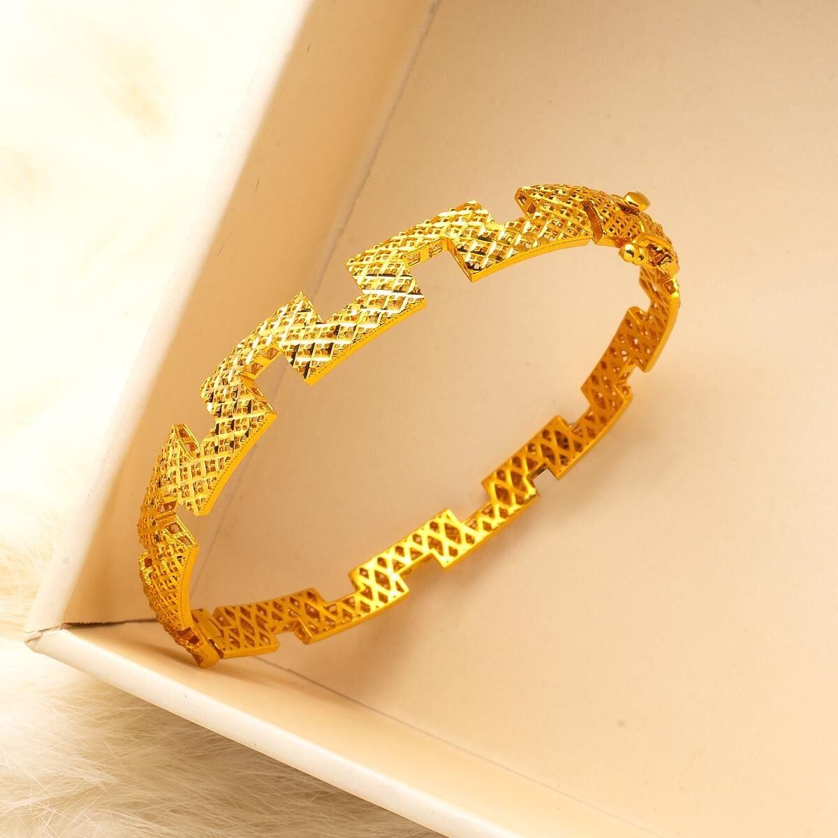 14K Yellow Gold Zigzag Hinged Cuff Bangle